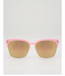 Détail de lunettes de soleil enfant roses à monture large avec verres dorés et rivets métal