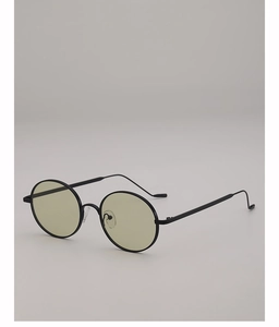 Détail latéral de lunettes de soleil ovales en métal avec verres teintés vert et plaquettes