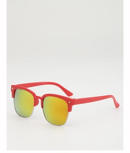 Détail de lunettes de soleil enfant demi-cerclées rouges avec verres miroirs jaune-vert