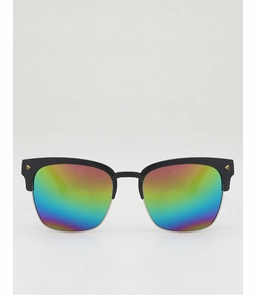 Détail de lunettes de soleil rétro pour enfants avec verres colorés et rivets métalliques