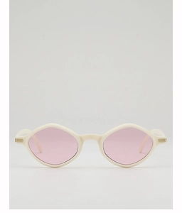 Detail van een crèmekleurige zonnebril met roze glazen en goudkleurige accenten