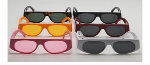 Lunettes de soleil carrées à sommet plat en six coloris dont écaille et rose pastel
