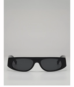 Vue détaillée des lunettes de soleil rectangulaires noir brillant avec monture épaisse chic