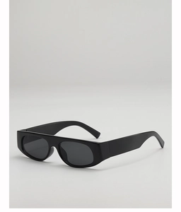 Vue détaillée des lunettes de soleil carrées noires avec branches larges et verres