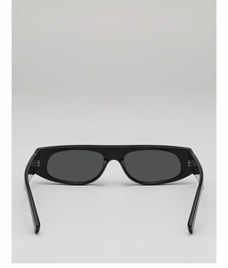 Vue détaillée de lunettes de soleil rectangulaires noires avec une monture minimaliste