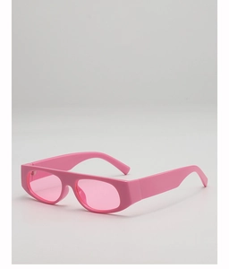 Détail de lunettes de soleil roses à monture large style Y2K et verres teintés