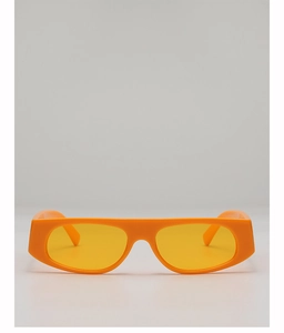 Gros plan sur les lunettes de soleil rectangulaires orange vif avec verres jaunes