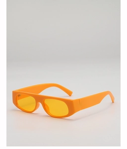 Détail de lunettes de soleil orange vif rectangulaires avec verres jaunes et branches larges