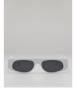 Vue de face de lunettes de soleil carrées minimalistes avec monture blanche et verres gris