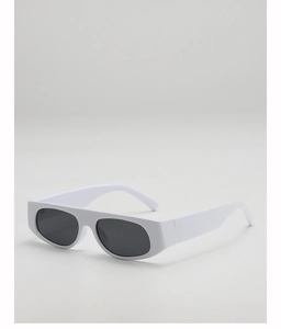 Gros plan de lunettes de soleil rectangulaires blanches avec verres noirs style 90s