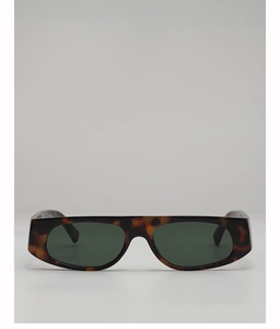 Détails de la monture vintage en écaille et des verres foncés de ces lunettes de soleil carrées