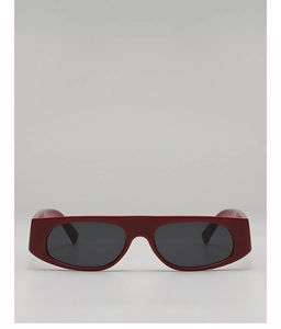 Vue de face de lunettes de soleil rouges à monture épaisse et verres noirs rectangulaires