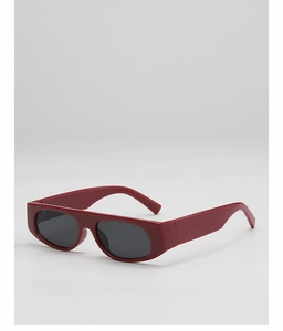 Vue latérale de lunettes de soleil rectangulaires rouge foncé à monture brillante
