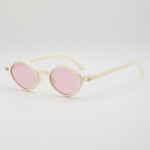 Minimalistische vierkante zonnebril met crème frame en roze ruitvormige glazen