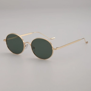 Lunettes de soleil rondes rétro en métal doré avec verres foncés en vue de trois quarts