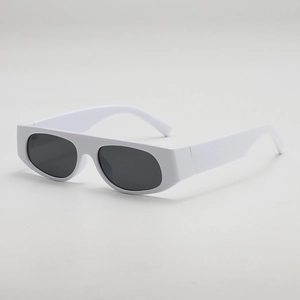Lunettes de soleil rétro blanches carrées avec verres gris foncé de style punk chic