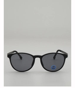 Détail des lunettes de soleil noires affichant les spécifications R-1513 et verres UV