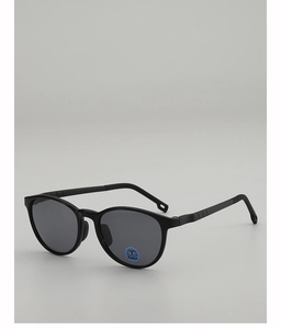 Détail de lunettes de soleil enfant noir mat avec verres foncés et embouts de branches percés