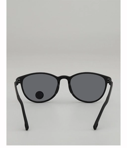 Vue arrière de lunettes de soleil classiques pour enfants noires à verres gris foncé
