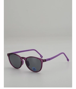 Détail de lunettes de soleil enfant couleur bonbon avec monture violette et verres gris