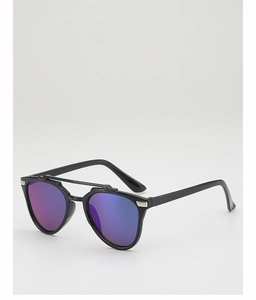 Detail of kids pilot sunglasses with black double-bridge frame and purple gradient lenses