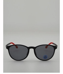 Vue détaillée des lunettes de soleil noires pour enfants avec verres gris et accents rouges