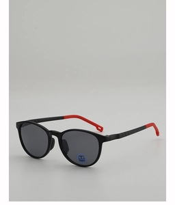 Détail des lunettes de soleil enfant noir et rouge avec logo Katun sur verre gris