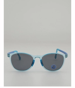 Détail des lunettes de soleil en résine bleue transparente avec verres polarisés gris