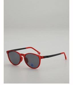 Détail de lunettes de soleil rouges translucides avec verres UV gris et branches bicolores