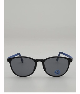 Détail de lunettes de soleil rondes pour enfants, monture noire et branches bleues tendance