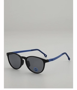 Détail de lunettes de soleil enfant avec monture noire mate et branches bleu éclatant