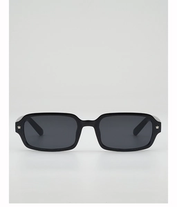 Vue de face des lunettes de soleil carrées noires avec étoiles argentées et verres gris