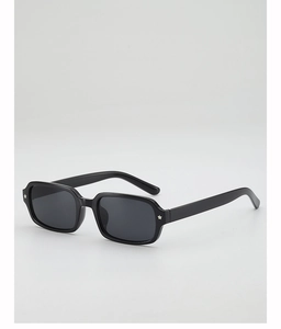Détail de lunettes de soleil carrées noires avec rivets étoiles et verres gris