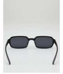 Vue de face de lunettes de soleil carrées noires avec finition brillante et verres UV