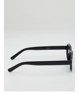 Détail des branches de lunettes de soleil carrées noires avec le modèle WF12102