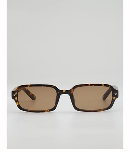 Gros plan sur des lunettes de soleil rectangulaires en écaille avec étoiles en métal
