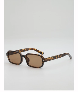 Détail de lunettes de soleil carrées léopard avec étoiles argentées et verres bruns