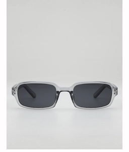 Vue de face de lunettes de soleil carrées gris transparent avec verres gris foncé de style minimaliste