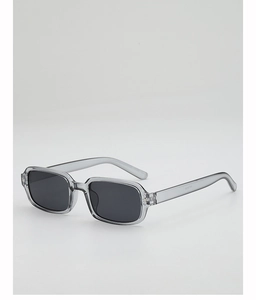 Vue détaillée de lunettes de soleil carrées gris transparent avec code modèle sur branche