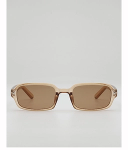 Détail de lunettes de soleil rectangulaires ambre avec une étoile métallique sur la branche