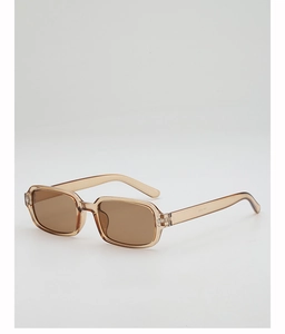 Détail de lunettes de soleil carrées vintage avec monture marron thé et verres foncés