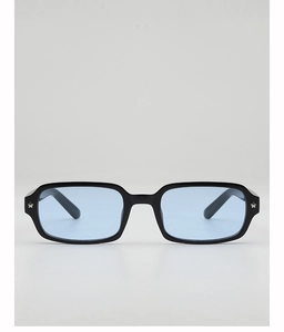 Détail de lunettes carrées noires avec verres bleus et rivet en étoile argentée sur la branche