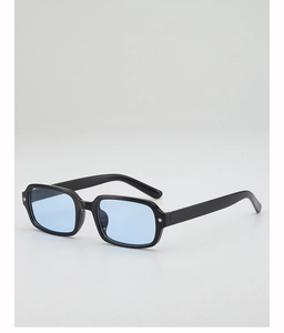 Gros plan sur des lunettes de soleil rectangulaires noires aux verres bleu clair et rivets