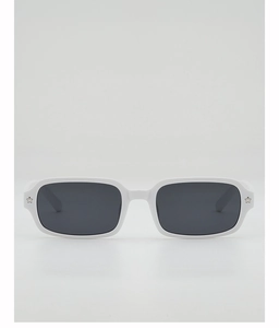 Détails de lunettes de soleil rectangulaires blanches avec étoiles argentées et verres gris