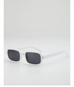 Détail de lunettes de soleil blanches rectangulaires avec étoile en métal et verres foncés