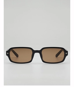 Détail de lunettes de soleil carrées noires avec d'élégantes étoiles argentées sur les branches