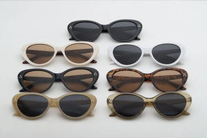 Vue à plat de lunettes de soleil œil de chat colorées avec rivets métalliques triples