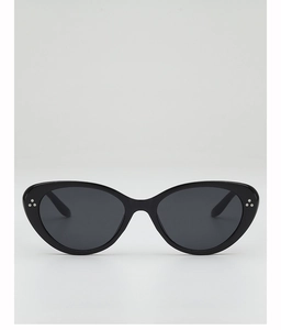 Gros plan de lunettes de soleil œil-de-chat noires avec rivets métalliques argentés