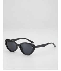 Gros plan sur les lunettes œil-de-chat noires avec trois rivets argentés sur la monture