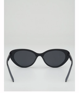Détail de lunettes de soleil œil de chat noires avec monture polie et verres foncés